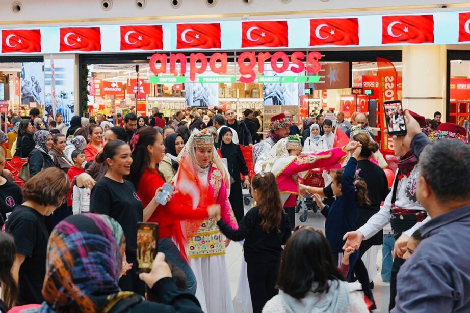 Anpa Gross’tan Cumhuriyet’in 103. yılında çocuklara 103 bin Türk bayrağı